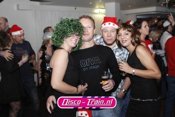 DISCO-TRAIN X-MAS DISCO & CLASSICS PARTY in kerstfeer bij Dekker Sport & Party Warmond / Disco-Train Evenementen Foto: Marcel Verheggen