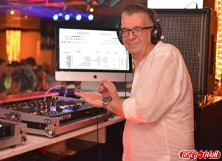 Amstelveen Disco Train Johan Club NovelleE.J.Bruinekool Fotografie Hilversum Copyright naamsvermelding verplicht lid NVJ. Berlagelaan 62, 1222JZ, Hilversum, Nederland, tel. 31(0)356850950, fax. 31 356479199