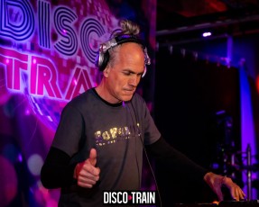 20230407-Par-pa-fotografie-TeaTimeFunk-Disco-Train-708090s-1686-1kl