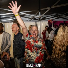 20230722-Par-pa-fotografie-Diaco-Train-BEachparty-Strandtent14-708090-9393-1kl